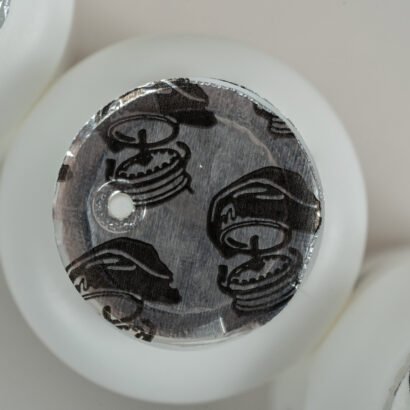 Sello foil de una pieza con válvula desgasificante, ideal para envases con productos que generan presión interna – Sellaempaq