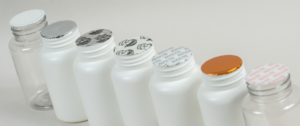 diferentes tipos de sellos de inducción y liners de seguridad. Incluye sellos de foil liso, sellos con leyenda “Sealed for your protection”, sello dorado, y opciones de espuma, todos desarrollados por Sellaempaq para ofrecer protección, hermeticidad y confianza en diversas industrias.